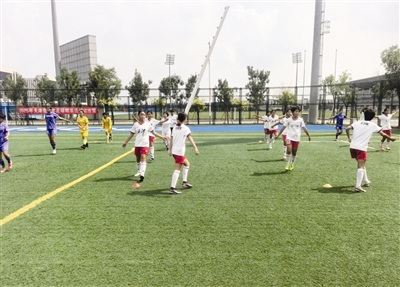 出线奠定坚, 结下了友谊, 族团结友谊 出线奠定坚, 结下了友谊, 族团结友谊