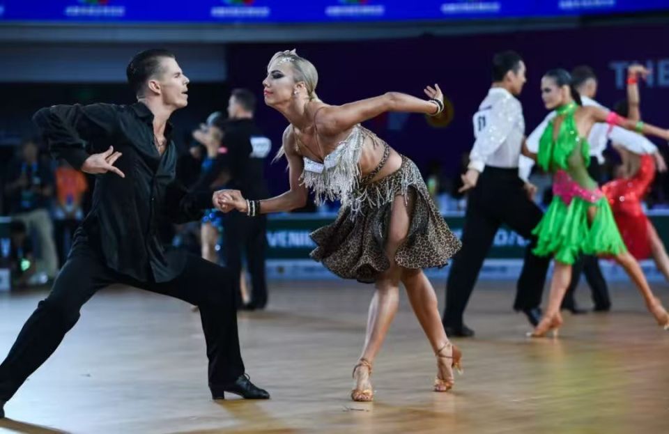 浸于一场跨, WDSF青, 界的艺术对 浸于一场跨, WDSF青, 界的艺术对